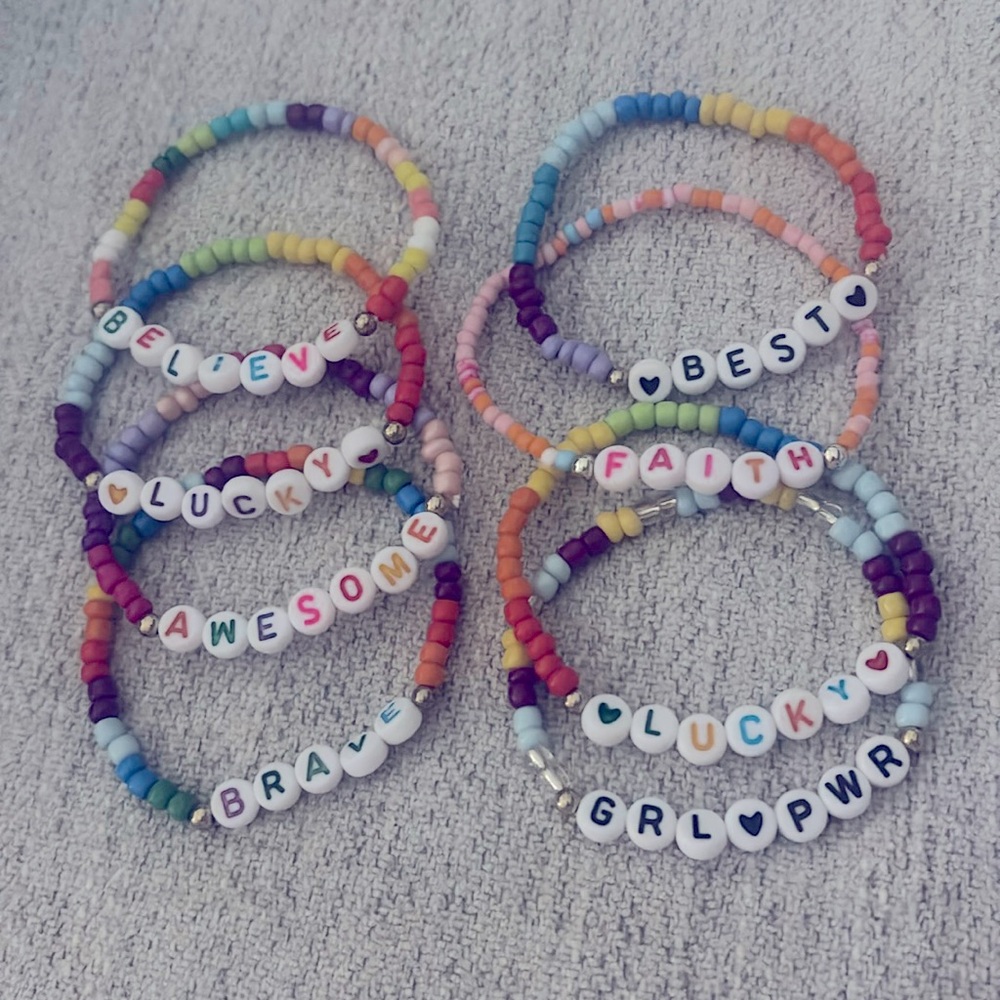 💚❤️💙NEW Set of 8 friendship bracelets❤️💜🧡